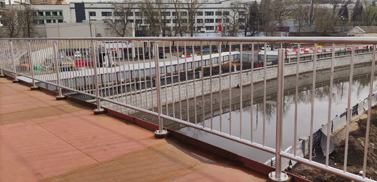 Монтаж перильных ограждений велопешеходного моста  МГТУ им. Баумана
